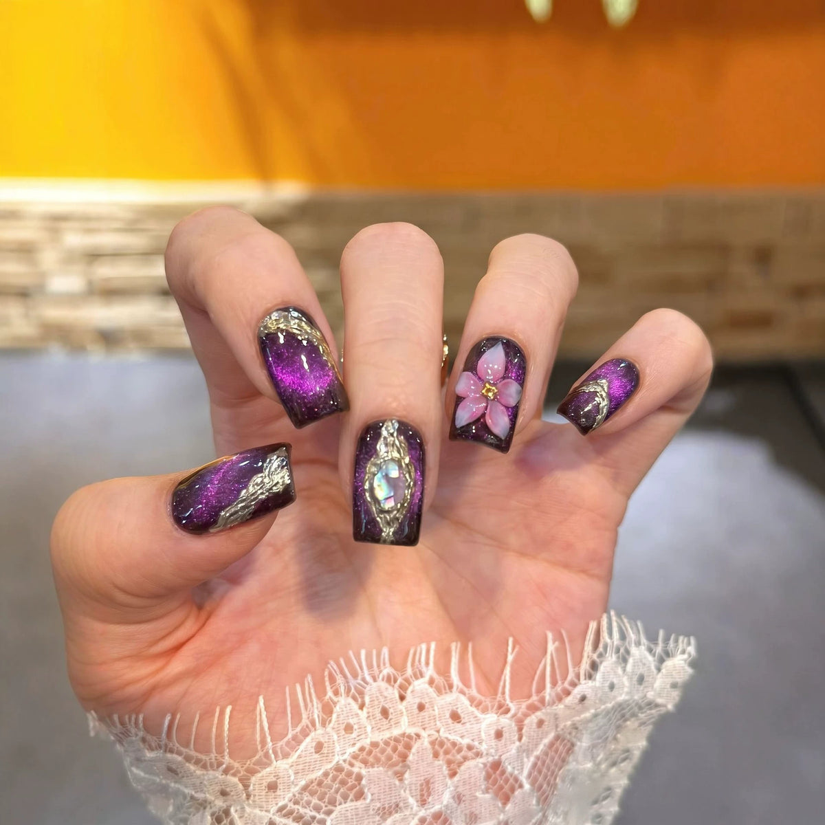 Elegantes Blumendesign Press-On-Nagelset mit Glitzerelementen Brehn