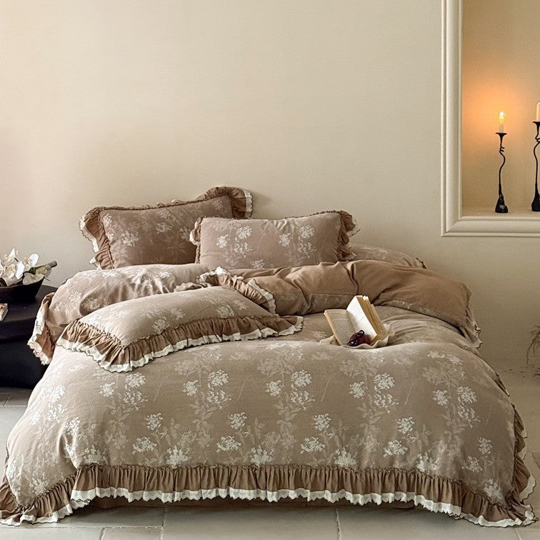Gestepptes Bettwäsche-Set aus Baumwollmischung mit floralem Vintage-Print und Volant