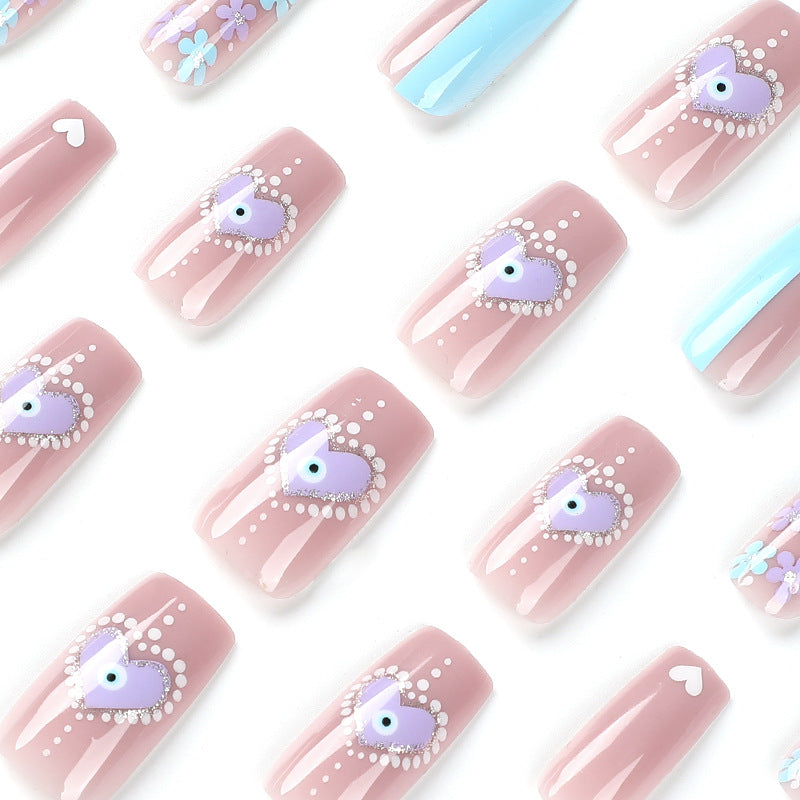 Kunstvolle Nagelkunst mit floralen Akzenten und Glitzerverzierungen Brehn