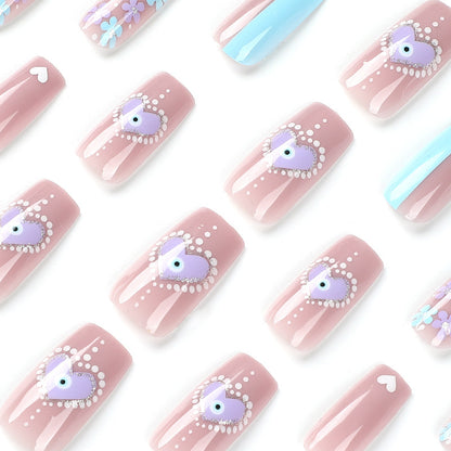 Kunstvolle Nagelkunst mit floralen Akzenten und Glitzerverzierungen Brehn