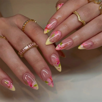 Künstliches Nagelset mit eleganten Blütenakzenten Brehn