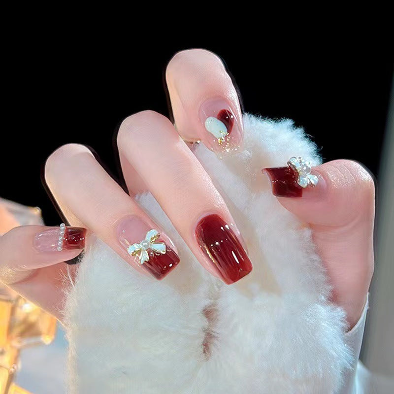 Kunstvolle Nagelsets mit floralen Akzenten Brehn