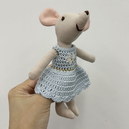 Handgefertigte Baumwoll-Plüschmaus Puppe mit gehäkeltem Kleid