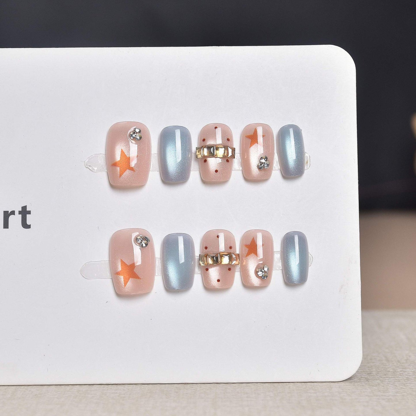 Dekoratives Press-On Nagelkunst-Set mit Strassakzenten Brehn