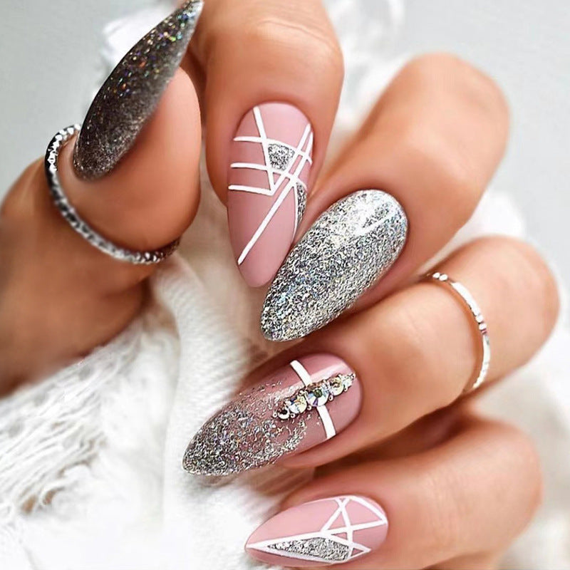 Kunstvolle Nagelverlängerungen mit Glitzer- und geometrischen Designs Brehn
