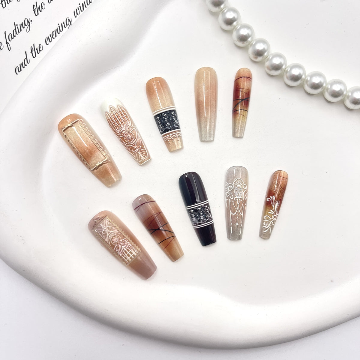 Dekoratives Druck-Nagelkunst-Set mit eleganten Mustern
