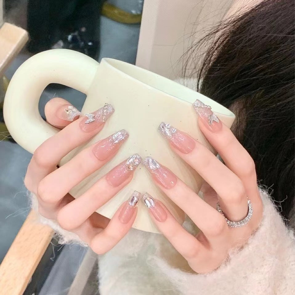 Kunstvolle Nagelkunst mit Schmetterlings- und Perlendetails Brehn