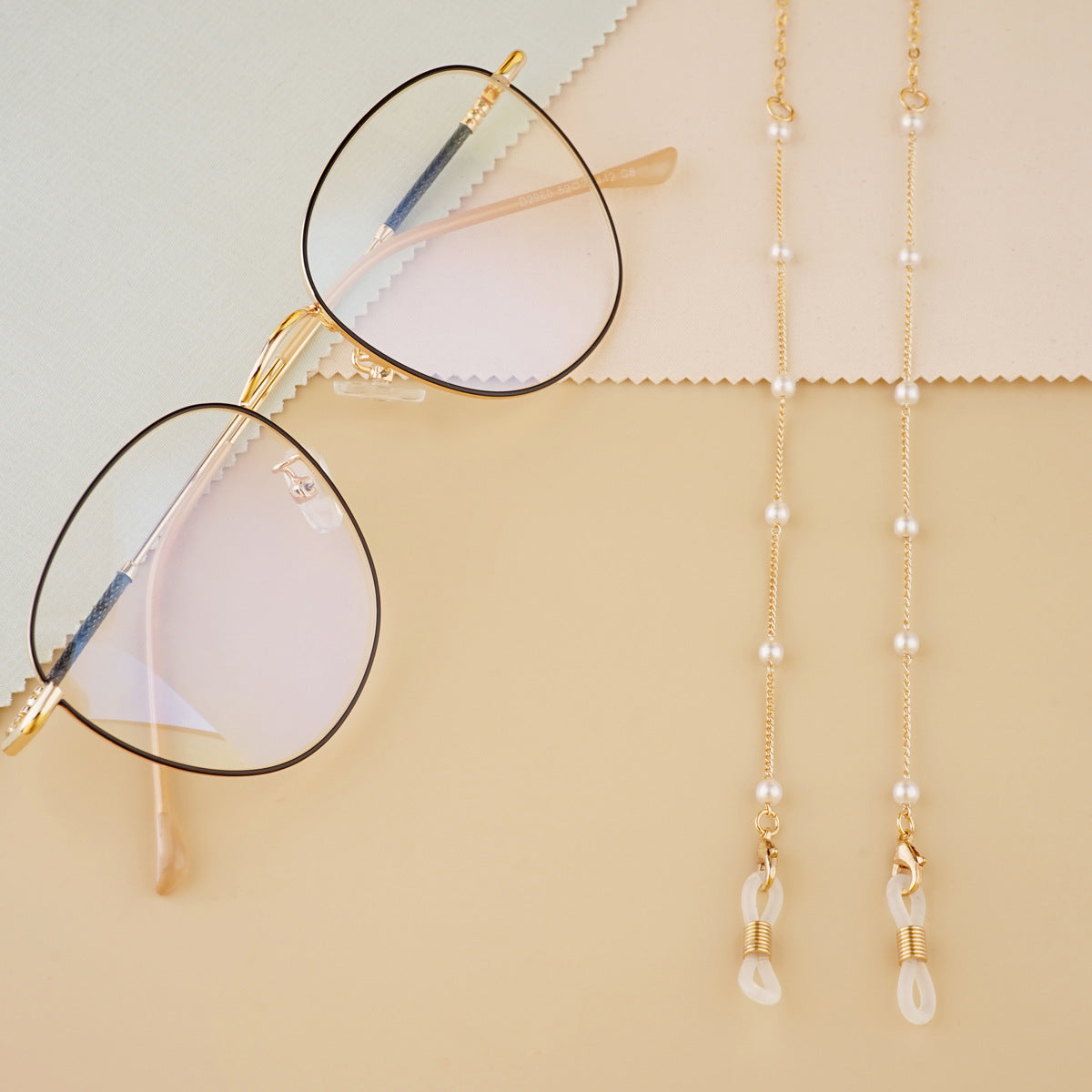 Elegante mit Perlen akzentuierte Brillenkette Brehn