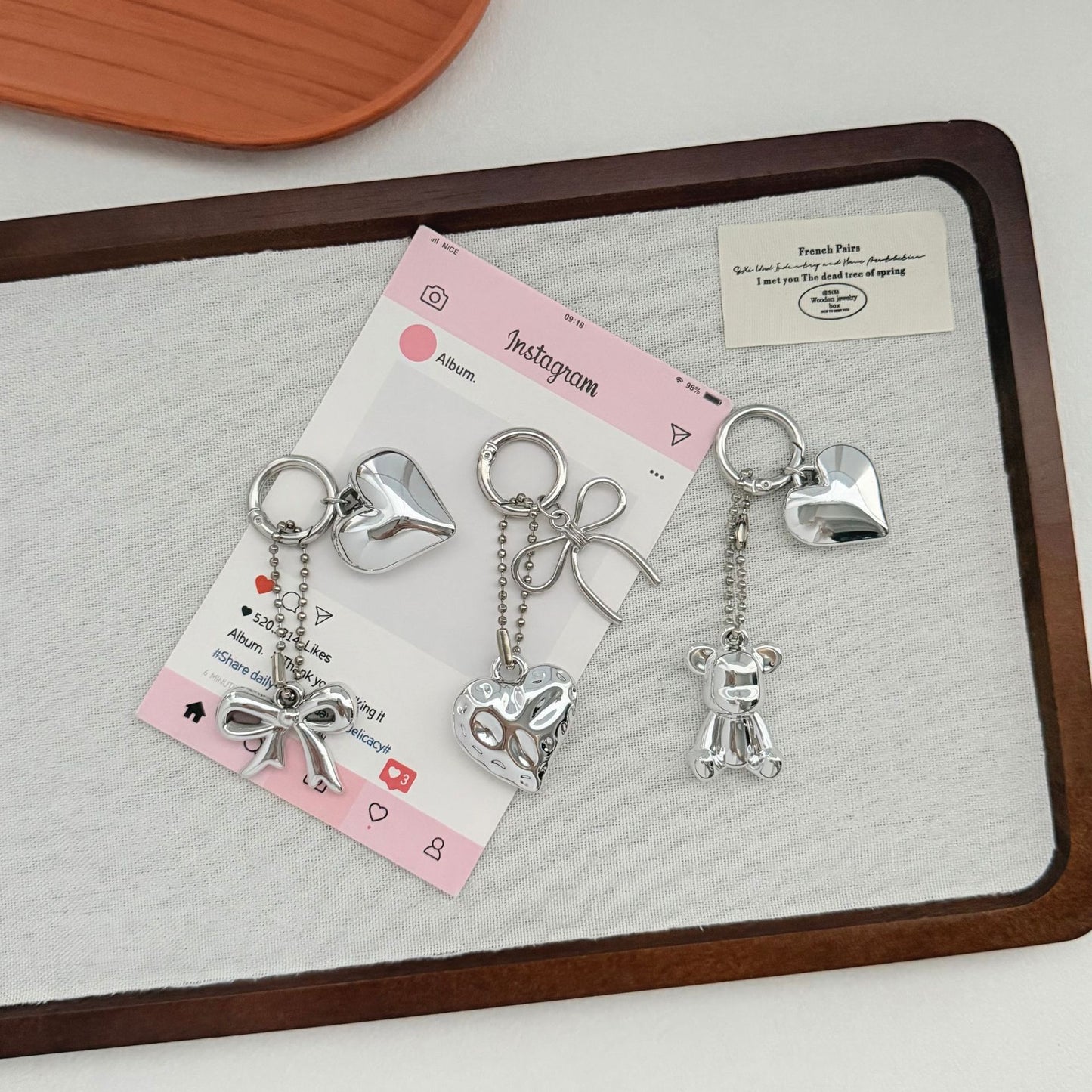 Herzförmiger Charm-Schlüsselanhänger mit Schleife Brehn