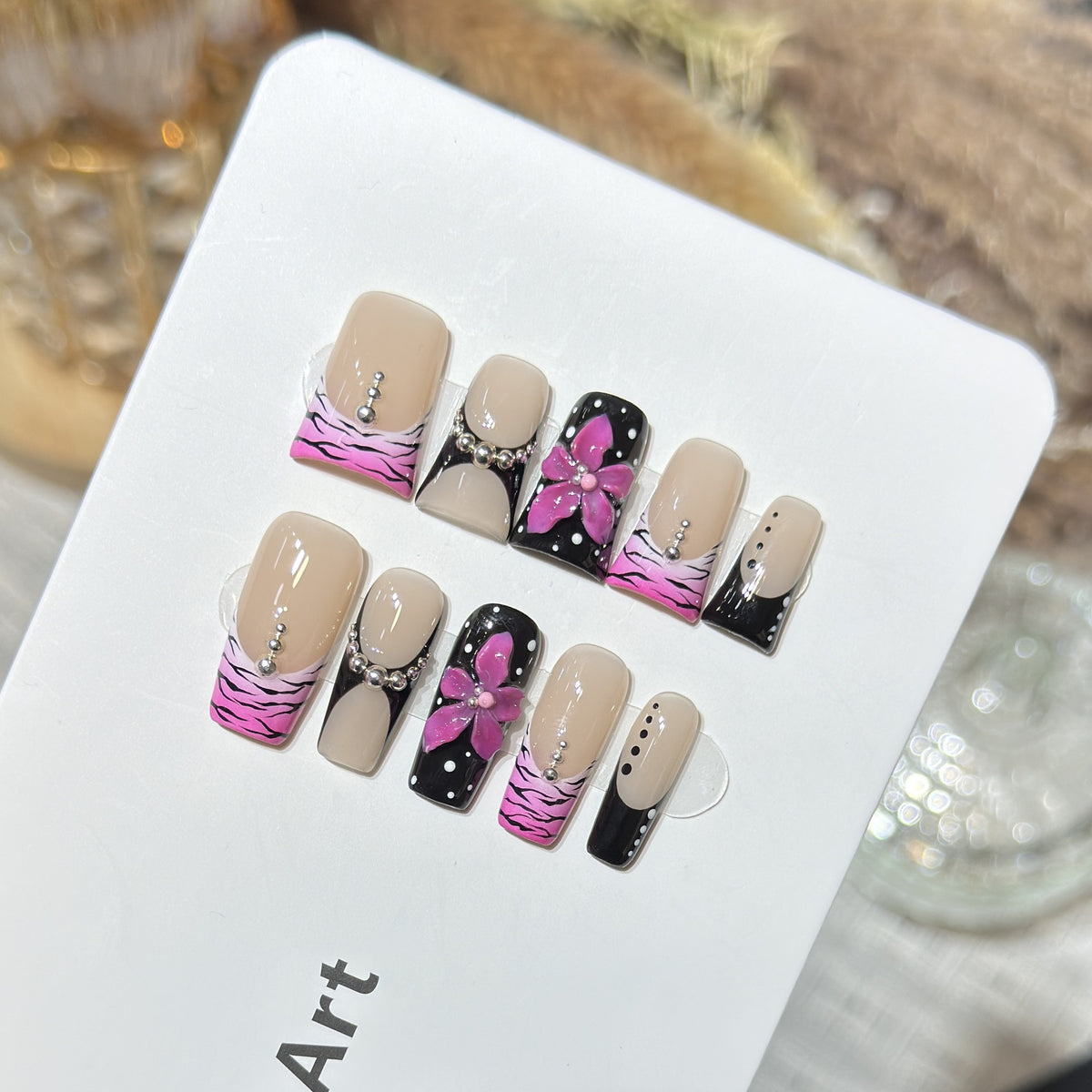 Dekoratives Press-On Nagel Set mit floralem und gestreiftem Design Brehn