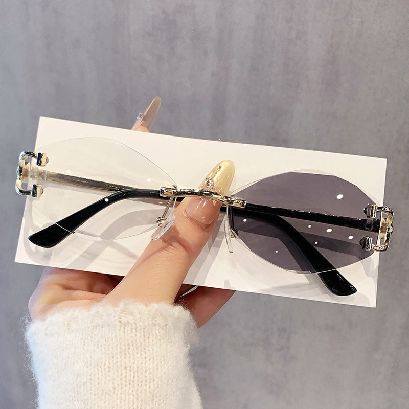 Damen futuristische Sonnenbrille mit auffälligem Hexagonalrahmen und hochwertigen Glitzerakzenten Brehn