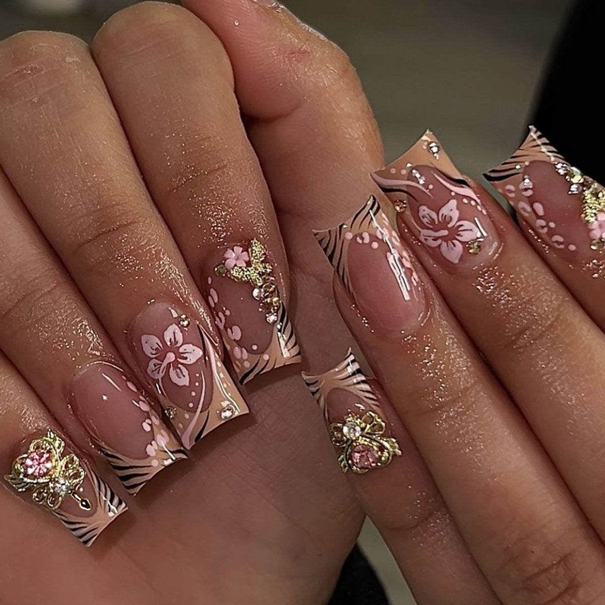 Künstlerisch floral verzierten Press-On Nägel Brehn