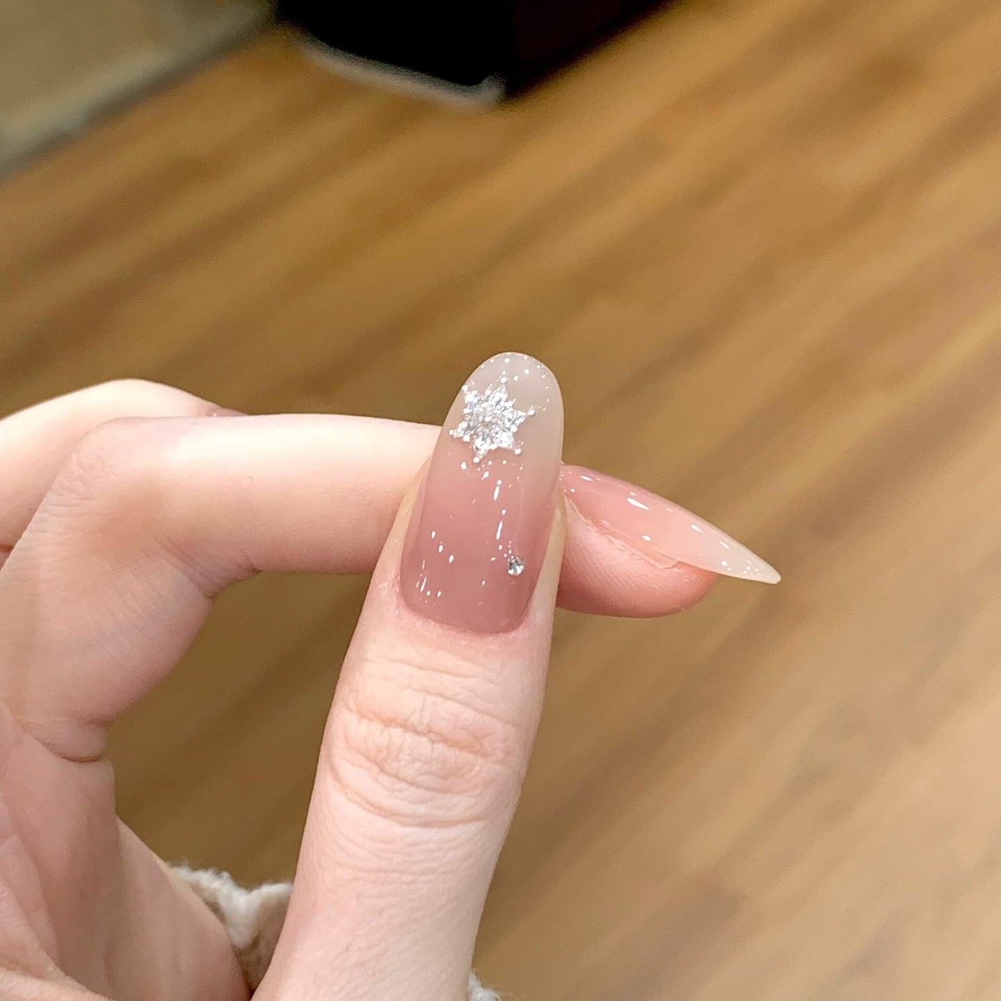 Kunstnägel mit Schimmernden Effekt und Elegantem Sternenmotiv Brehn