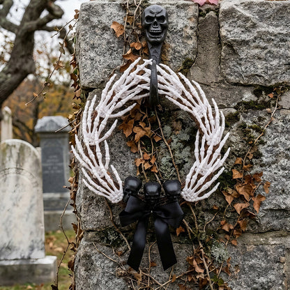 Grusel-Halloween-Türkranz mit Skeletthänden, drei Totenköpfen und Satin-Schleife
