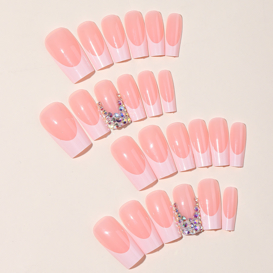 Stylische Nagelverlängerungen mit Glitzer-Design Brehn
