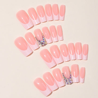 Stylische Nagelverlängerungen mit Glitzer-Design Brehn