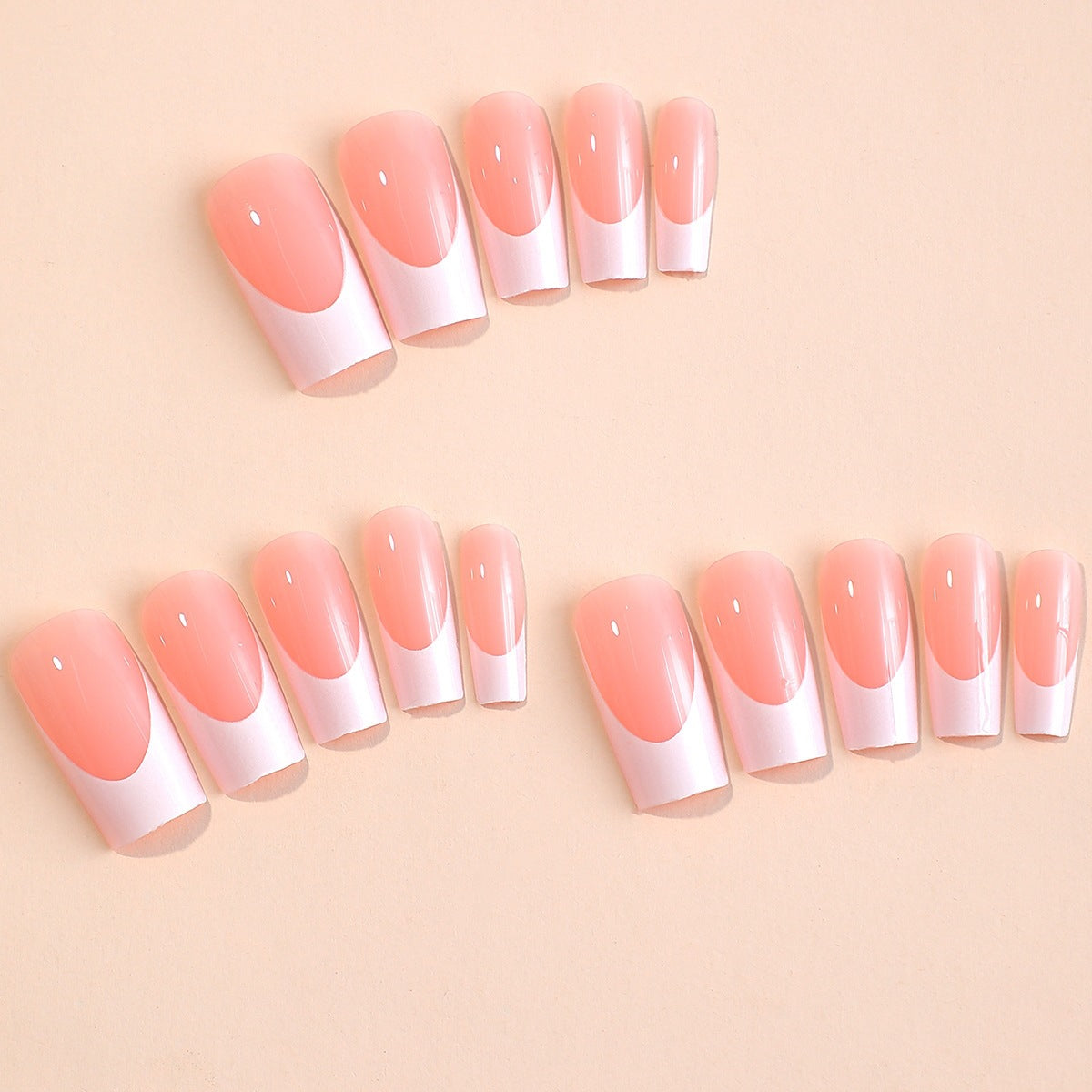 Kreatives Kunstnagelset mit elegantem French-Tip Brehn