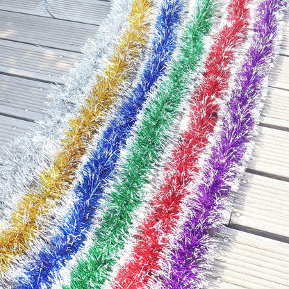 Glitzernde Weihnachtsgirlande mit Schneeflockenmotiven