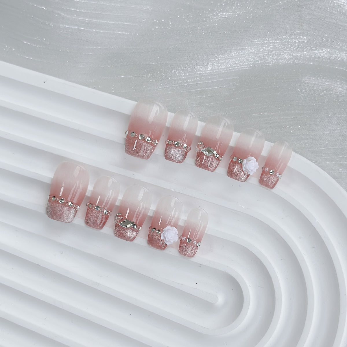 Dekoratives Press-On Nagelkunst-Set mit eleganten floralen Akzenten