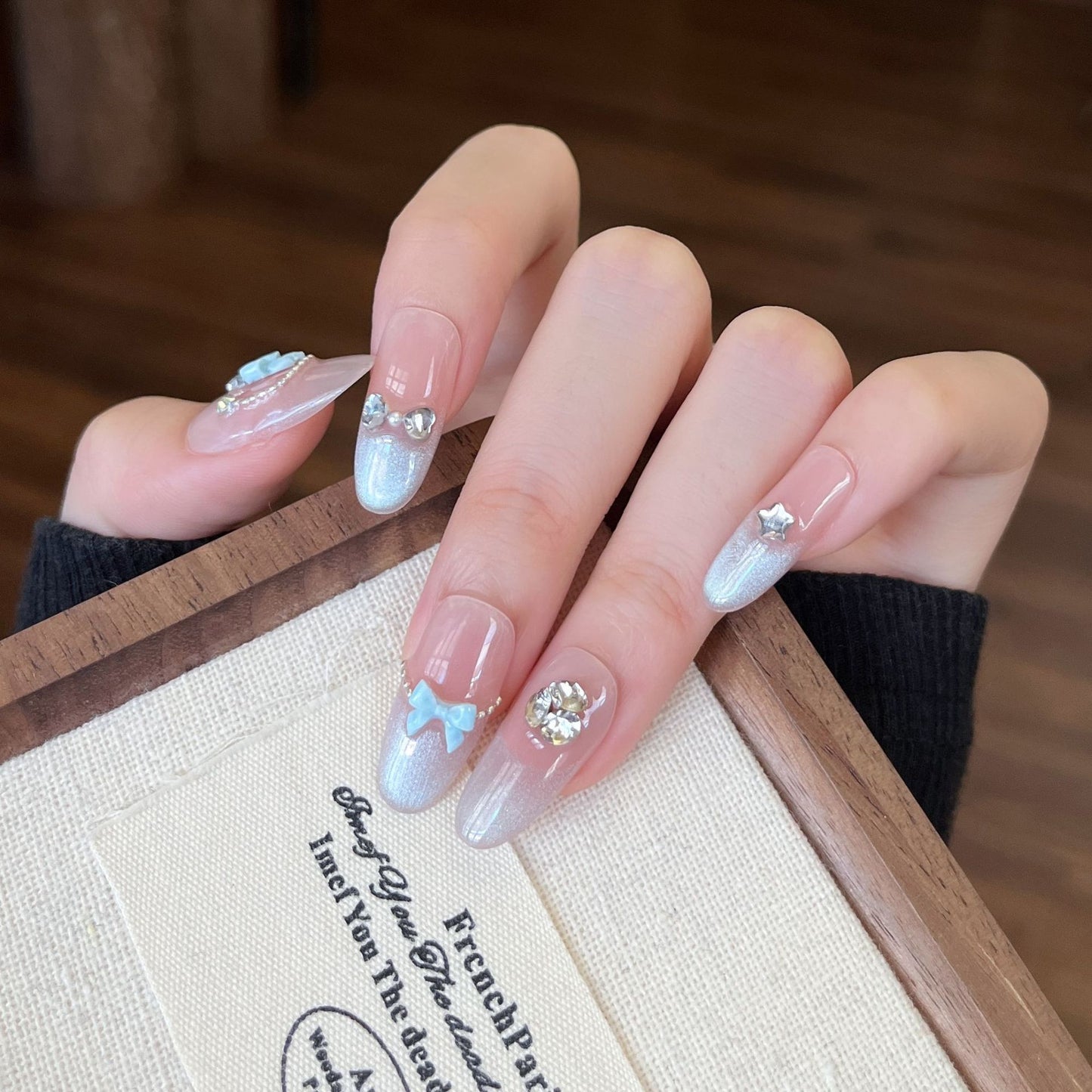 Dekorative Press-On Nagelkunst mit 3D Akzenten Brehn