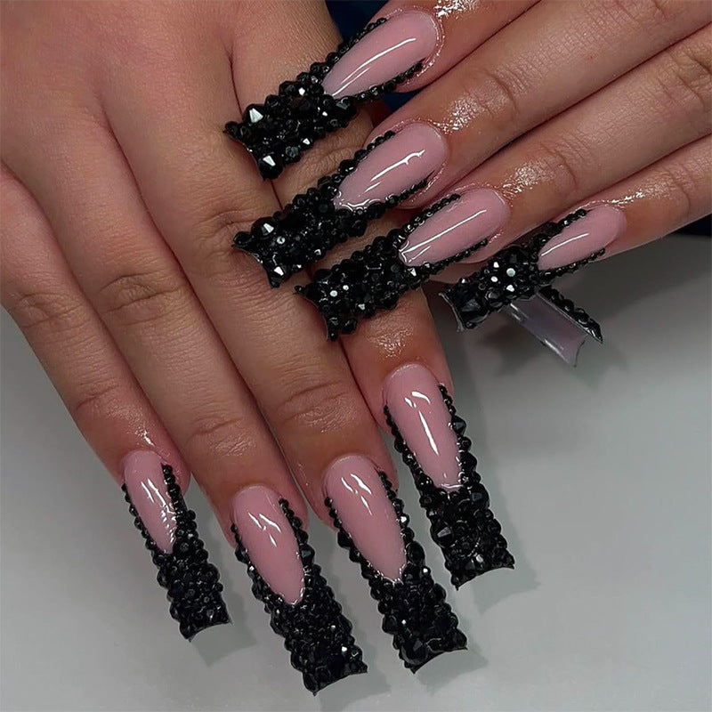 Elegantes Nagelkunst Press-On-Set mit dekorativen Edelsteinen Brehn