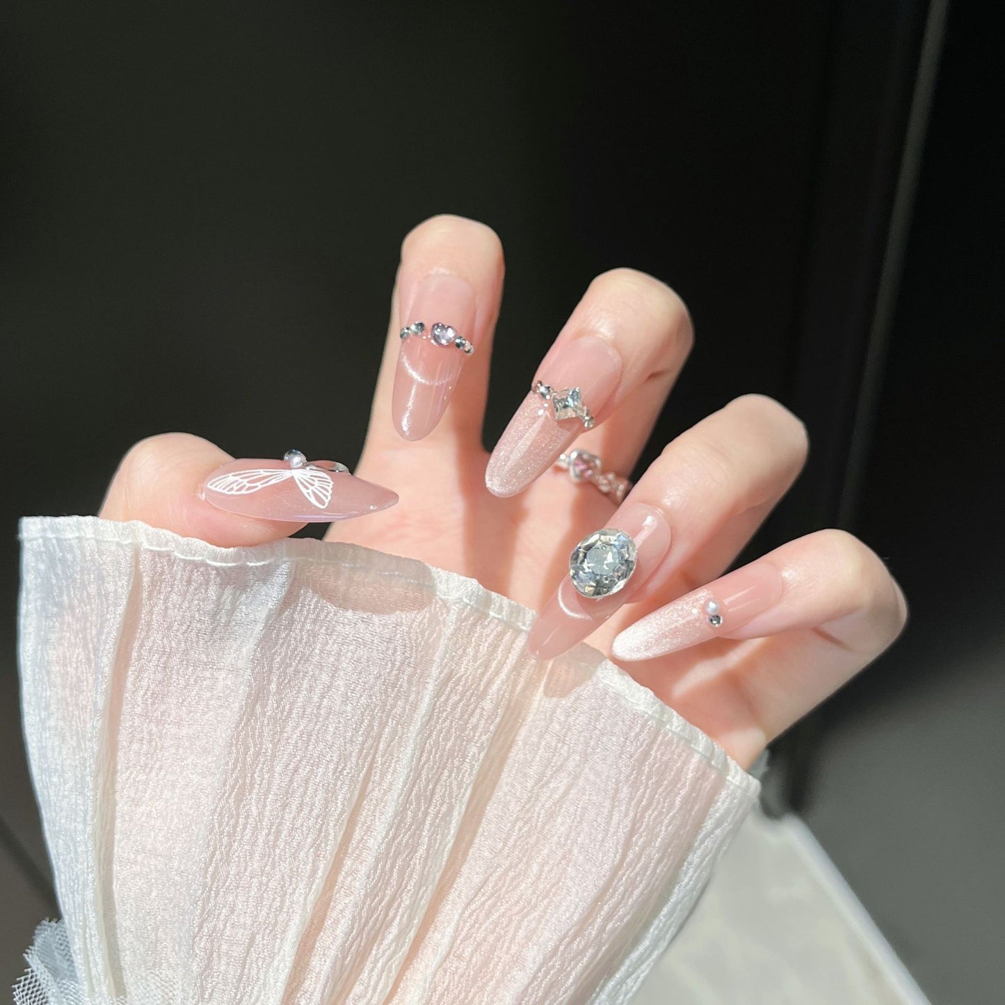 Künstlerisches, mit Kristallen verziertes Press-On-Nageldesign Brehn