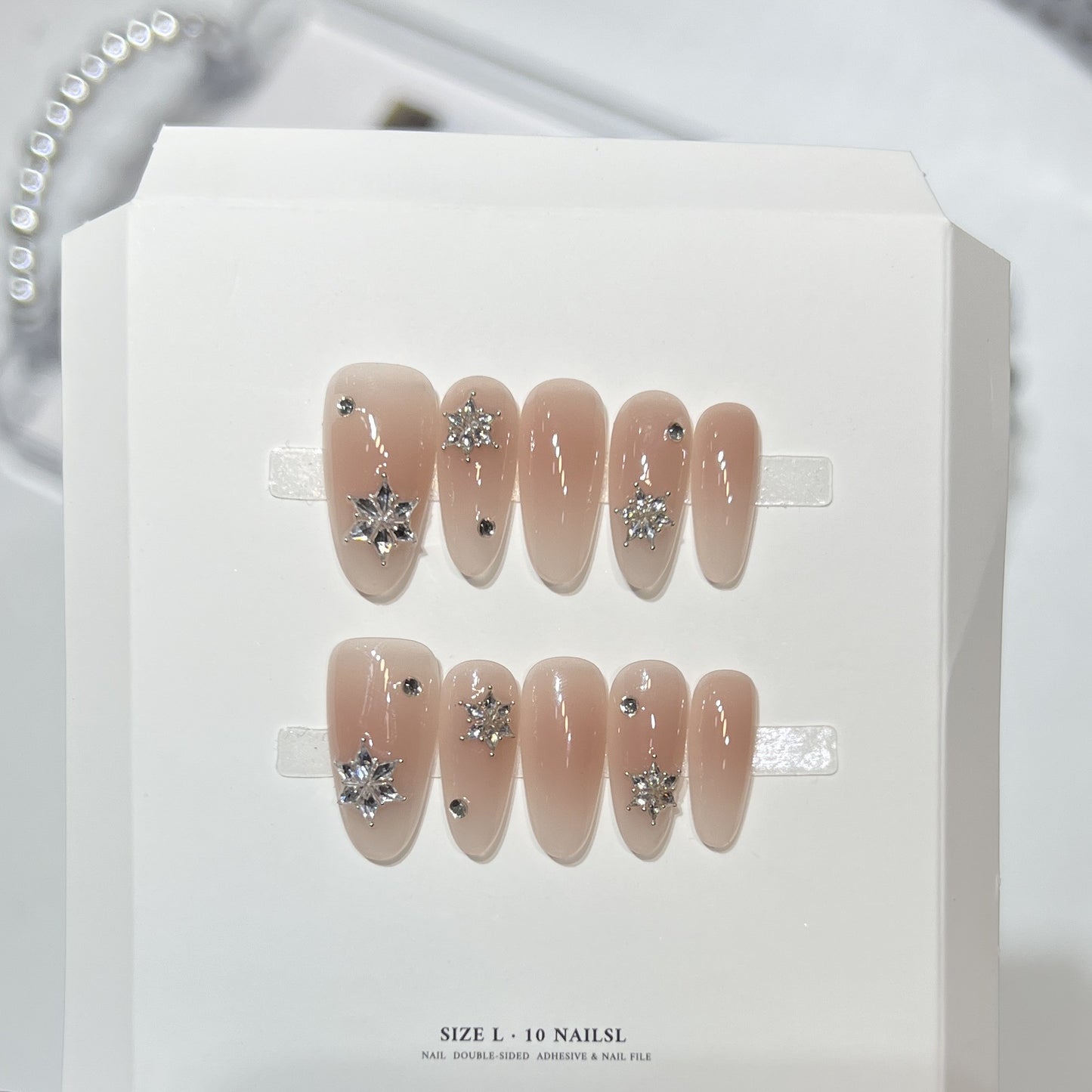 Künstlerisches Press-On-Nagelset mit elegantem floralen Design Brehn