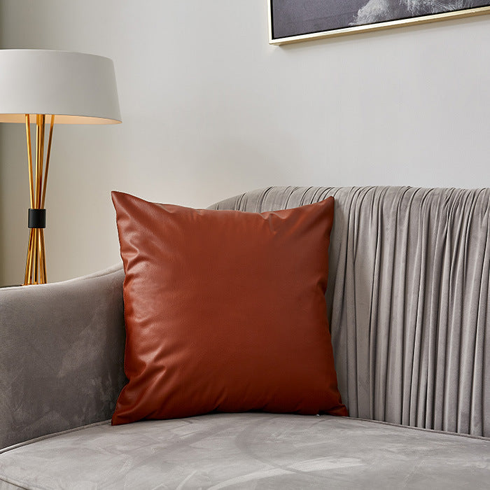 Quadratischer Premium-Kissenbezug aus veganem Nappaleder mit Soft‑Touch Oberfläche Brehn