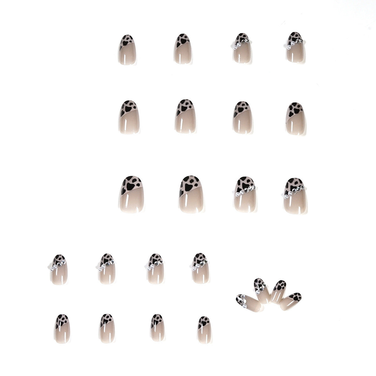Kunstnagelset mit glamourösen Leoparden-Muster und eleganten Perlverzierungen Brehn