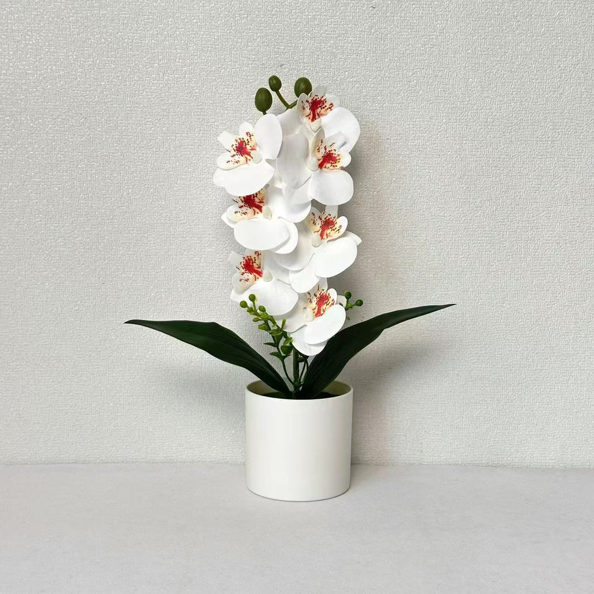 Lebensechte Orchideenblumen-Dekoration