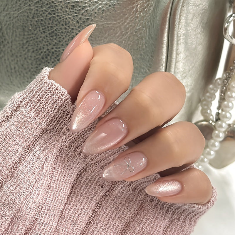 Kunstnagelset mit zartem Glitter und eleganten Schleifenverzierungen Brehn