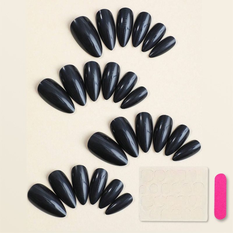 Kunstnagelset in eleganter Form Brehn