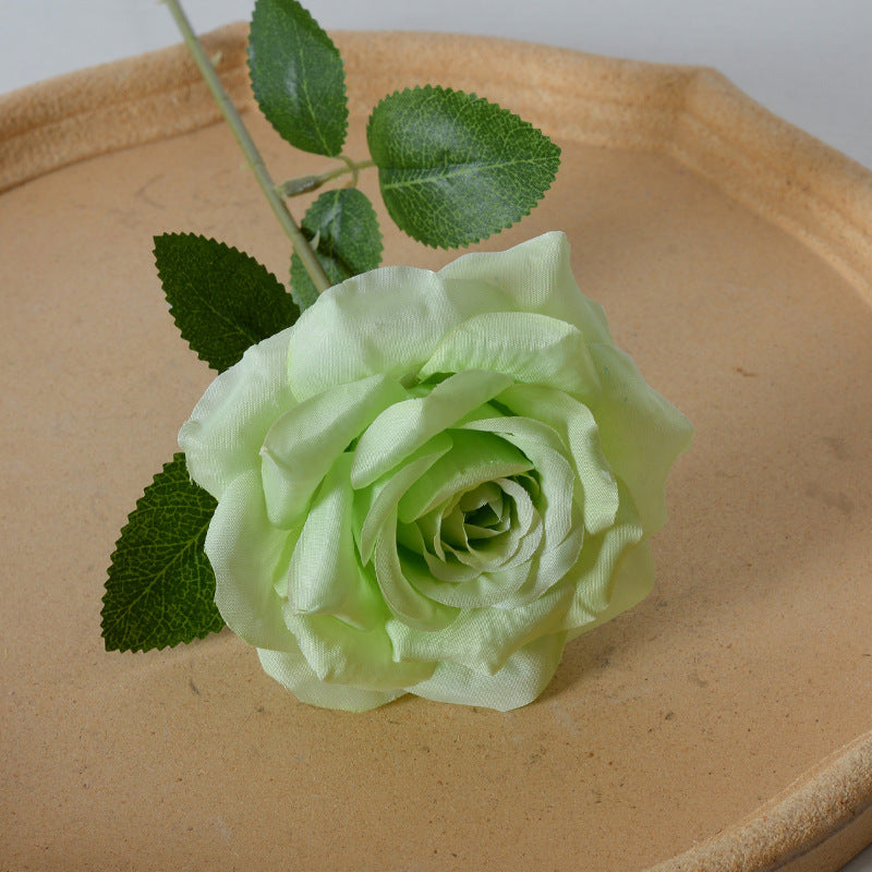 Elegantes Seidentuch Rosenhaaraccessoire