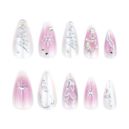 Kunstvolle Nagelkunst mit einzigartigen 3D-Verzierungen und Glitzerakzenten Brehn