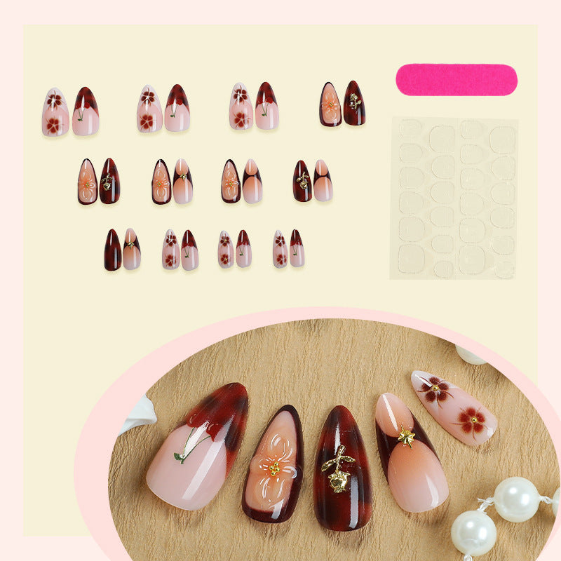 Kunstnagelset mit floralen und glamourösen Verzierungen Brehn