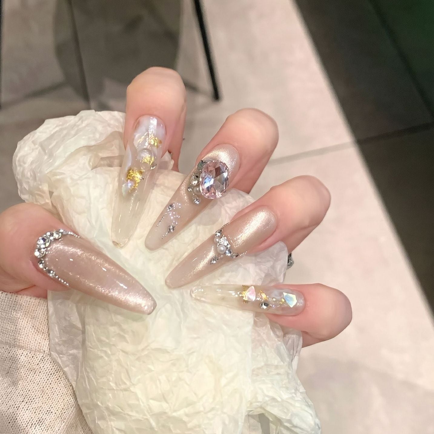Glamouröse Stiletto Press-On Nail Set mit Strassverzierungen Brehn