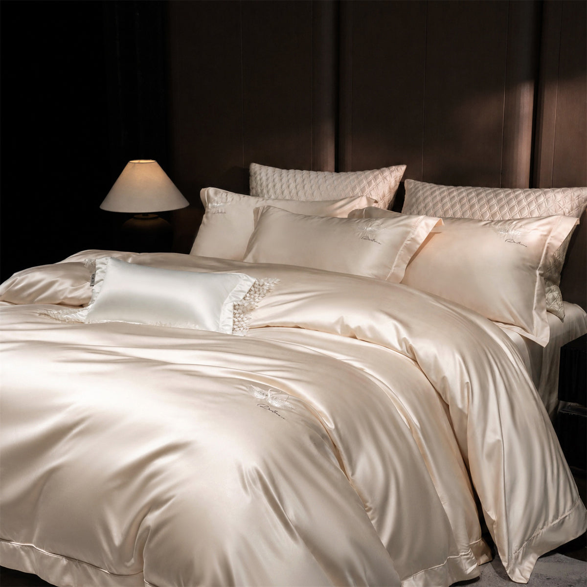 Luxuriöse Satin-Bettwäschegarnitur mit besticktem Schwanenmotiv und Spitzenkissen