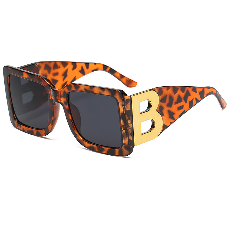 Damen Oversized Sonnenbrille mit dekorativem Rahmen Brehn