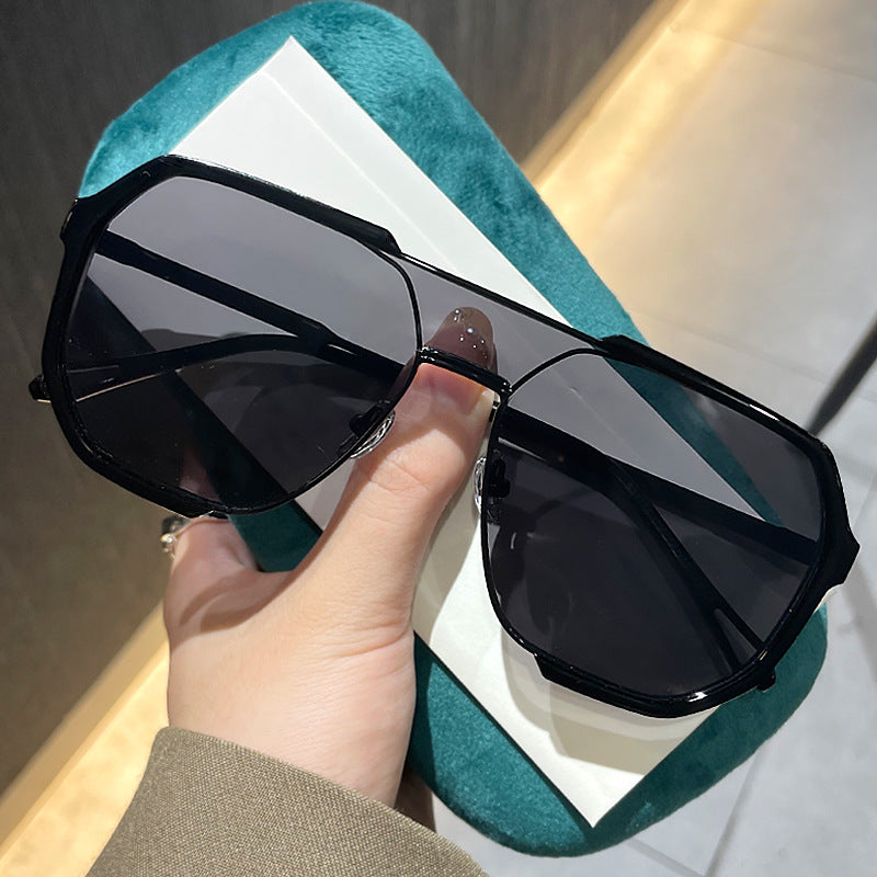 Damen geometrische Sonnenbrille mit besonderem Rahmen und UV-Schutz Brehn