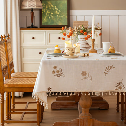 Elegante bestickte Tischdecke