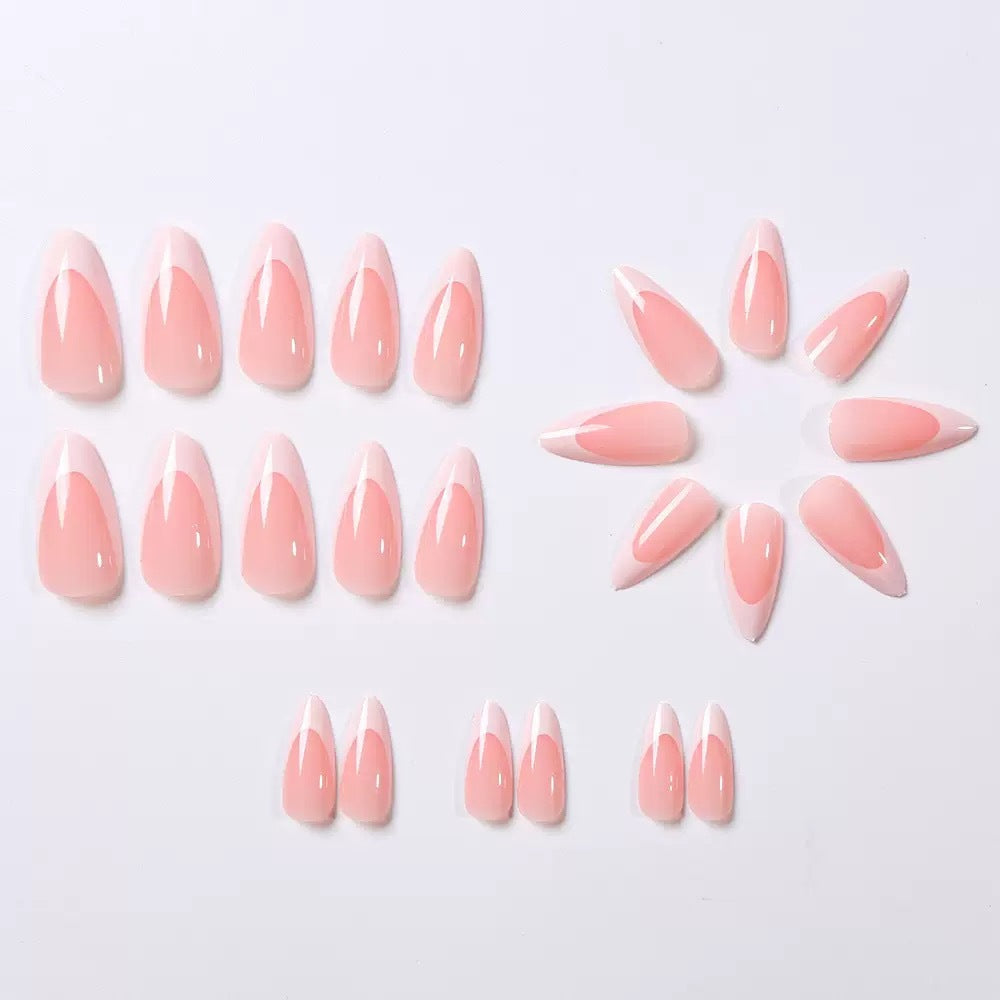 Kunstnagelset mit elegantem französischen Design und Gloss Effekt Brehn