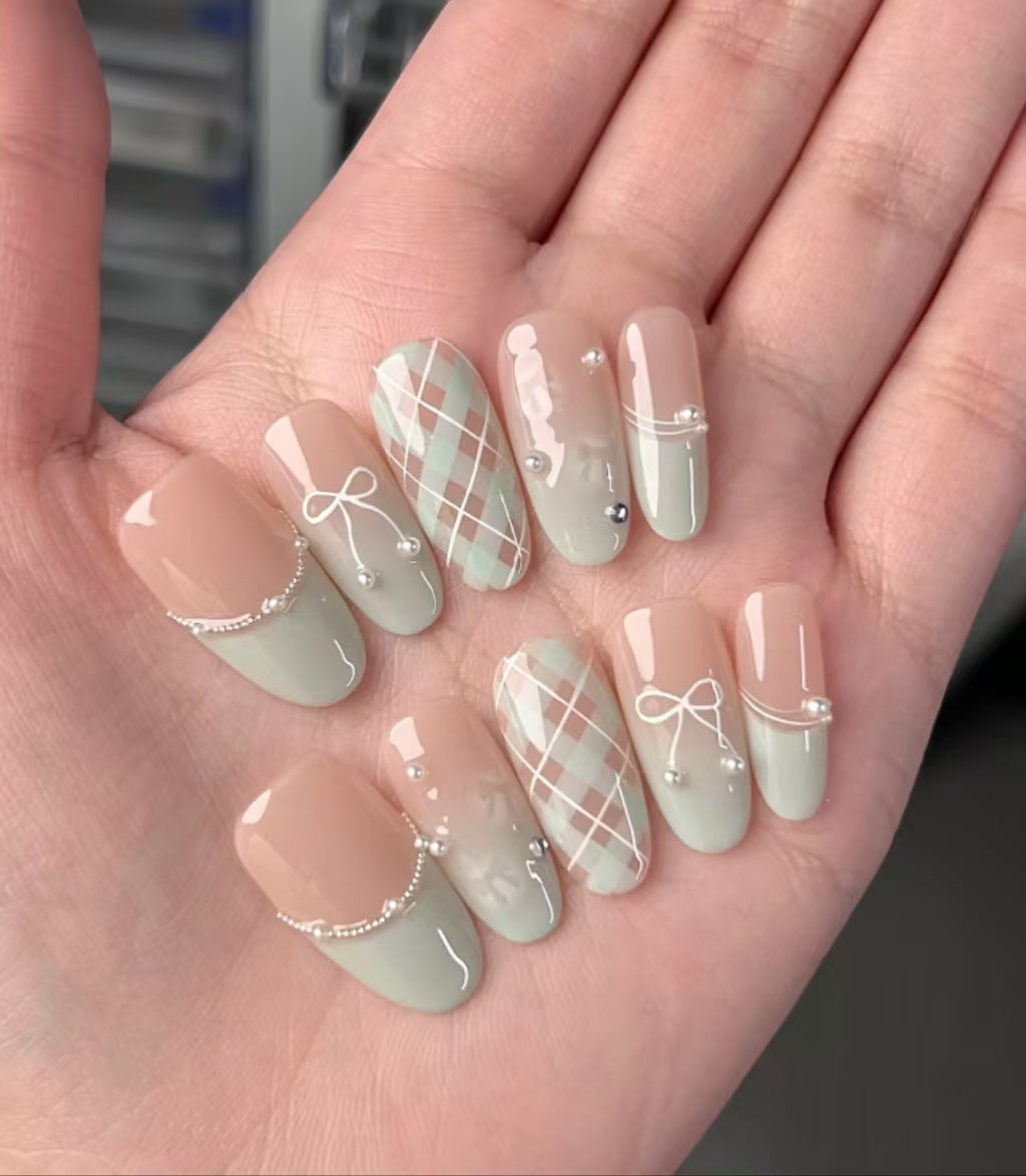 Künstlerisches Press-On-Nagelset mit dekorativen Mustern Brehn