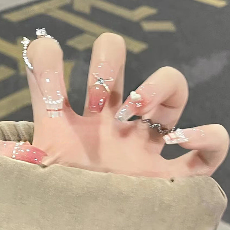 Kunstvolle Nagelsets mit floralen Akzenten Brehn