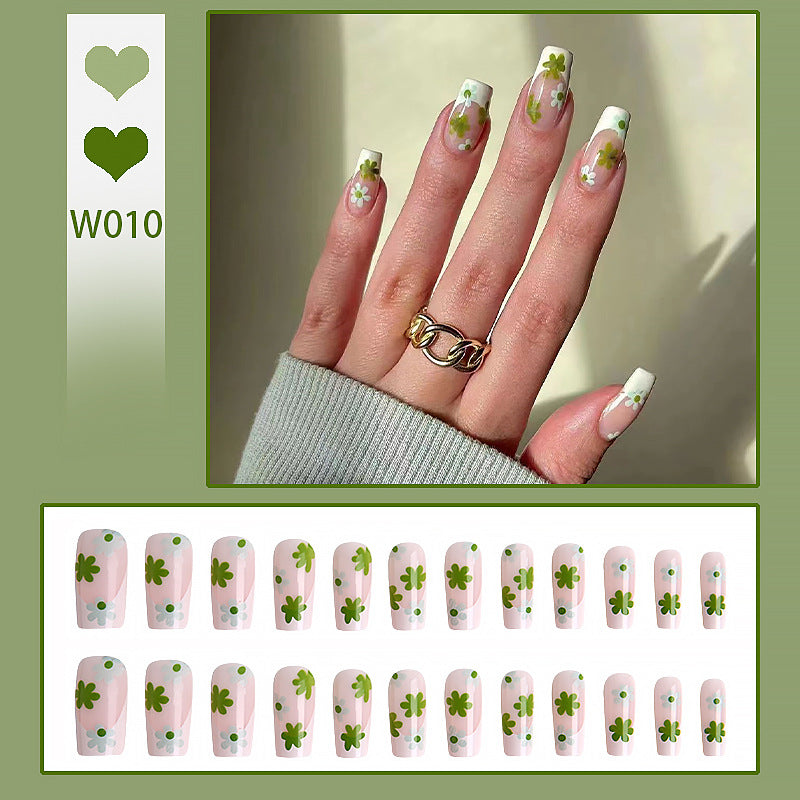 Kunstvolle Nagelspitzen mit Blumenmuster Brehn