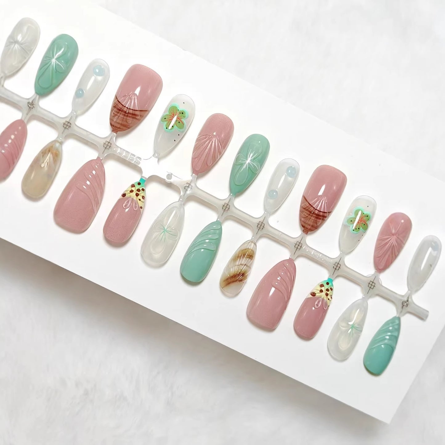 Kunstnagelset mit exquisiten floralen Designs und schimmernden Effekten Brehn