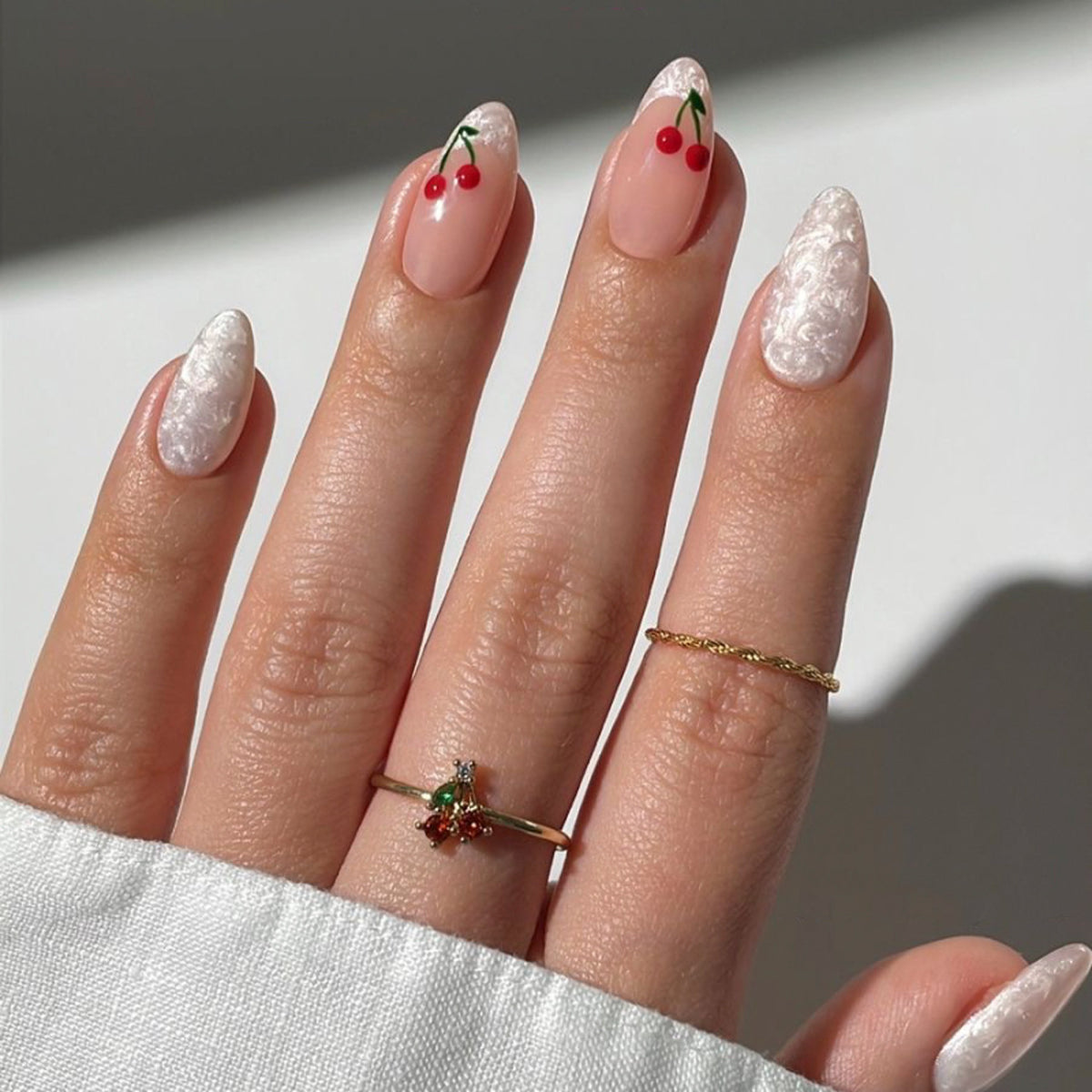 Kunstvolle Nagelverlängerungen mit fruchtigem Design Brehn
