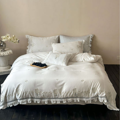 Romantisches Bettwäscheset mit bestickter Blumenbordüre, Volantkanten und extraweichem Baumwollbezug