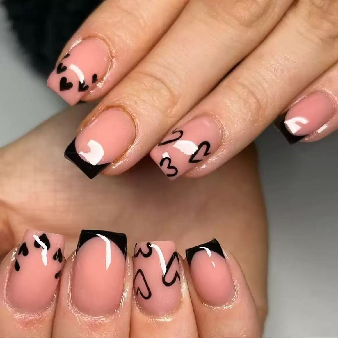 Kunstnagelset mit kreativen Herz- und Schwarz-Weiß-Design Brehn