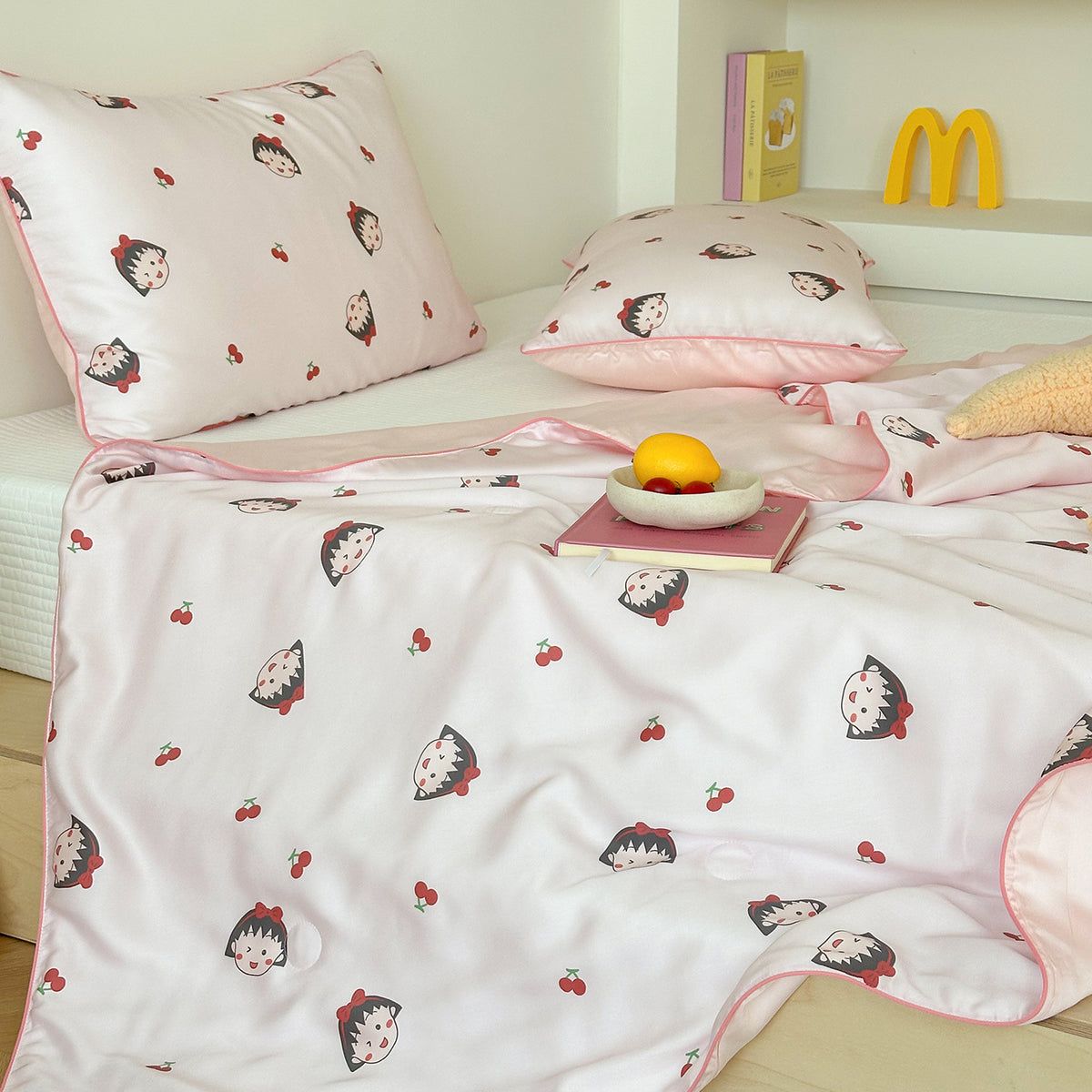 Kinder-Bettwäschegarnitur aus Satin mit kindgerechtem Fahrzeuge-Print und wendbarer Rückseite