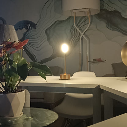 Dekorative Tischleuchte mit LED für moderne Innenräume